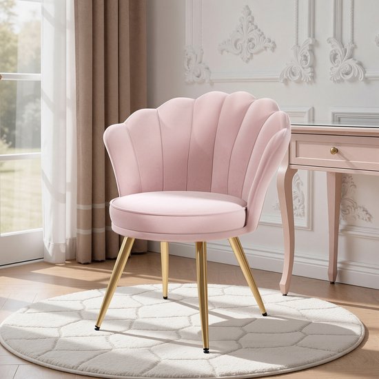 Roze fluwelen stoel met schelpvormige rugleuning en gouden metalen poten.