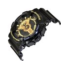 Zwarte G-Shock horloge met gouden wijzerplaat, gouden tekst en gouden accenten. Zwarte band.