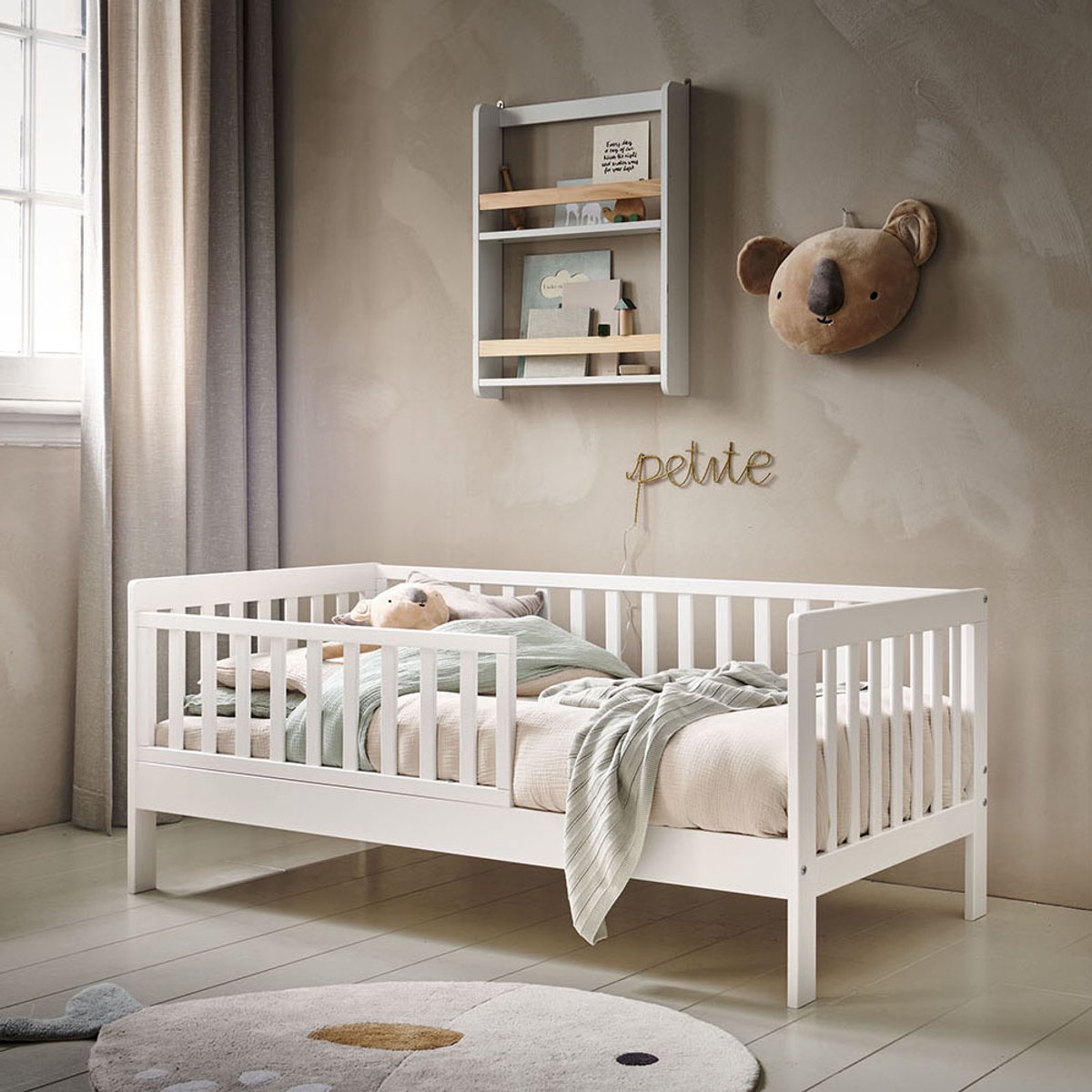 Petite Amélie Peuterbed 140x70 cm - Wit Kinderbed - Creëer een Veilige & Stijlvolle Slaapomgeving - Voor Kleintjes die Hun Ledikant Ontgroeid Zijn - Plume Collectie
