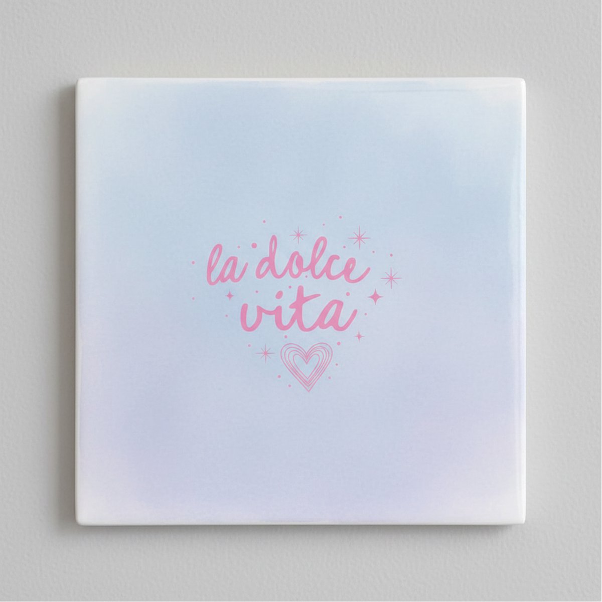 Nevolis La Dolce Vita Decoratieve Keramische Tegel 15x15 cm – Inspirerende Quote Wanddecoratie met Hart voor Stijlvol Interieur Multi Color