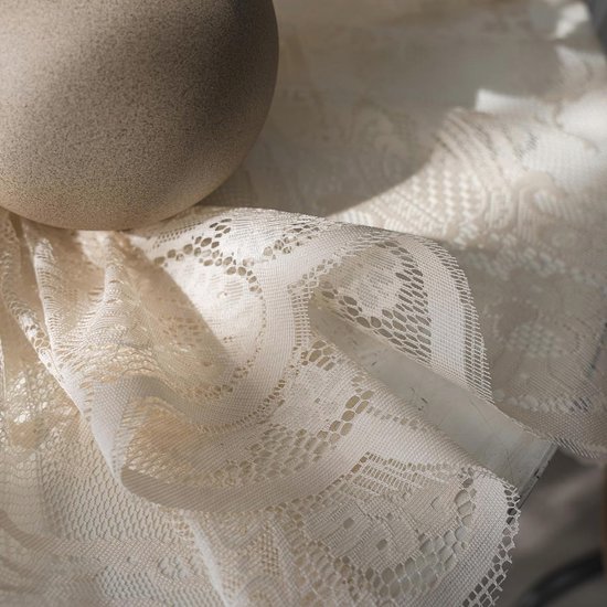Tafelkleed met gele kant, geborduurd elegant