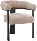 Enkele beige bouclé stoel met gebogen rugleuning en zwarte poten, op witte achtergrond.