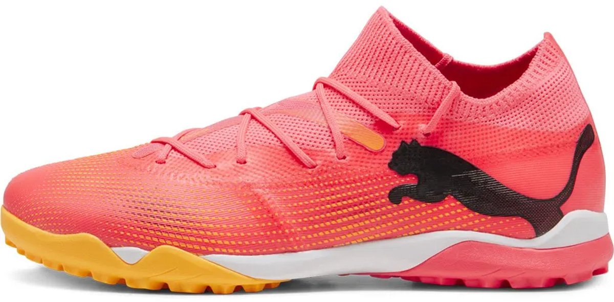 Puma Future 7 Match TT voetbalschoenen in oranje, met ondersteunend bovenwerk en lichtgewicht mesh voor een adaptieve pasv...