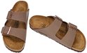 Twee bruine Birkenstock Arizona slippers, één van bovenaf, één van de zijkant.