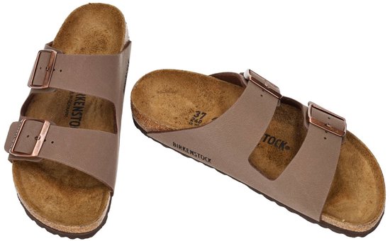 Twee bruine Birkenstock Arizona slippers, één van bovenaf, één van de zijkant.