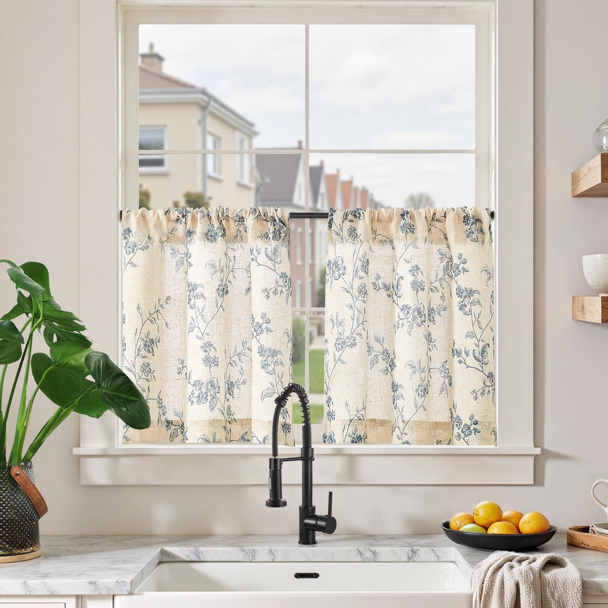 Unyqoos Set van twee halftransparante linnen keukengordijnen met bloemmotief blauw