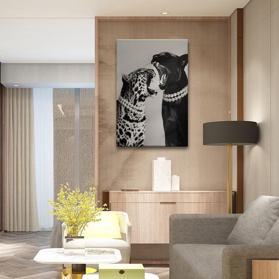 Een luipaard en een zwarte panter met parelkettingen, bekken open, hangend in een modern ingerichte woonkamer.