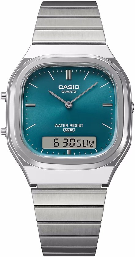 Close-up van een Casio-horloge met zilverkleurige stalen band, blauwe wijzerplaat en digitaal display.