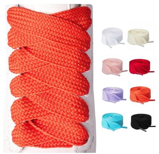 Heldere brede veters in diverse kleuren, waaronder oranje op een witte sneaker.