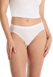 Model draagt een witte bikinislip van Ten Cate met een bijpassend wit topje.