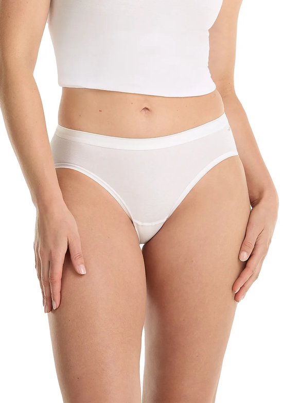 Model draagt een witte bikinislip van Ten Cate met een bijpassend wit topje.