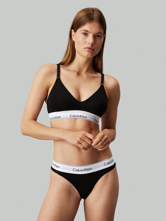 Mannequin portant un soutien-gorge et une culotte noirs Calvin Klein.