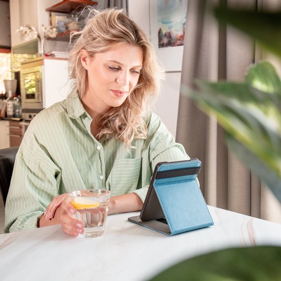 iMoshion Ereader Cover / Hoesje Geschikt voor Kobo Libra Colour - iMoshion Stand Flipcase - Lichtblauw van iMoshion — afbeelding 5
