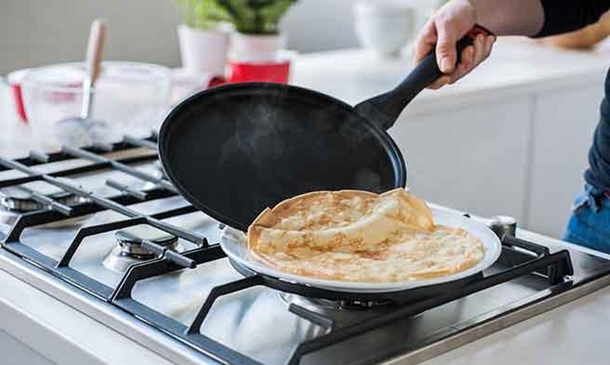 DE BUYER -5611.24 -poele a omelette mineral b element ø24cm : :  Cuisine et Maison