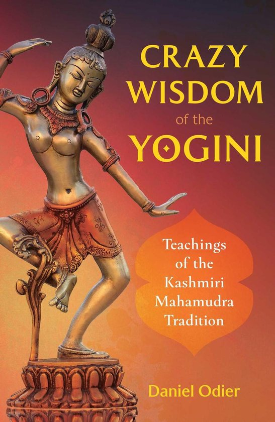 Gouden beeld van dansende yogini met sieraden, op een lotusvoetstuk. Titel: Crazy Wisdom of the Yogini.