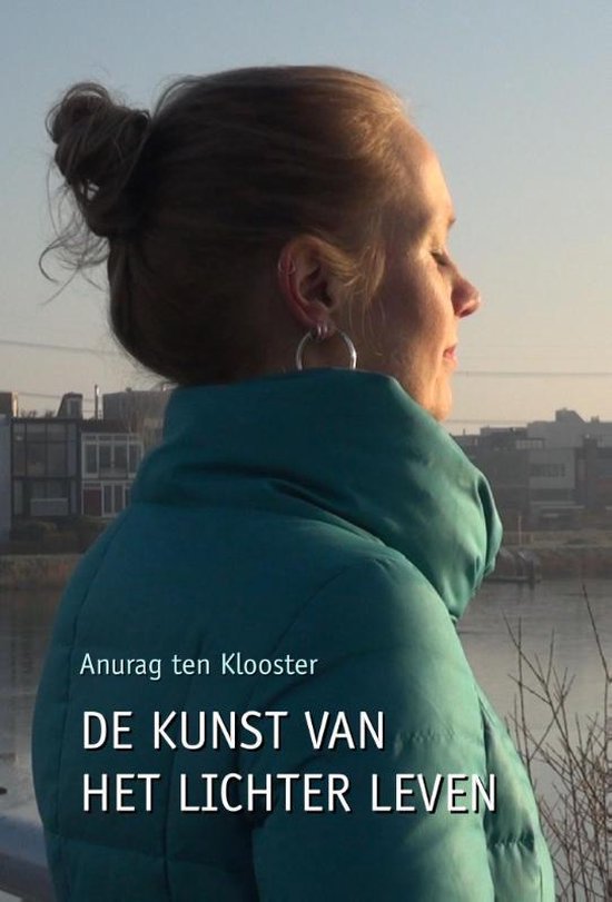 Boekomslag "De kunst van het lichter leven" met een vrouw met een paardenstaart, in profiel, met een lichtblauwe jas aan.