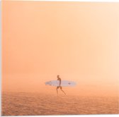 Acrylglas - Surfer op Strand - 50x50cm Foto op Acrylglas (Met Ophangsysteem)