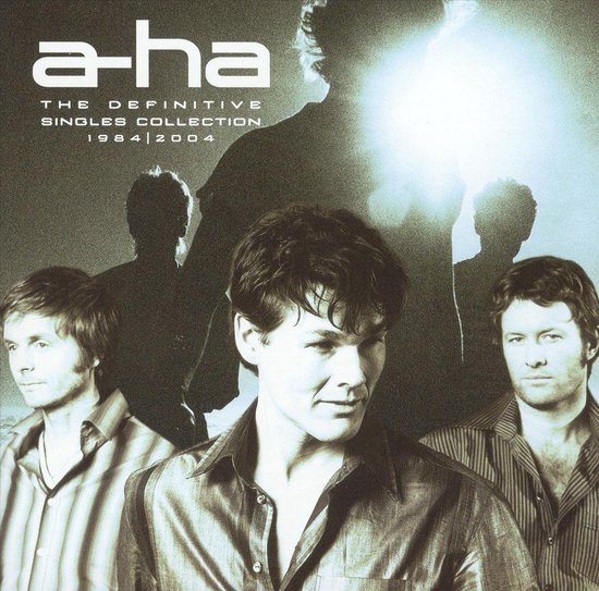 A-ha bandleden op de albumhoes van 'The Definitive Singles Collection 1984-2004'.