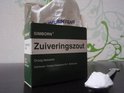 Gimborn Zuiveringszout doosje open met poeder op een lepel.