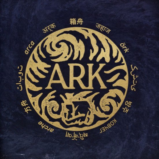 Donkerblauwe stof met een gouden cirkelvormig motief. In het midden staat 'ARK' omringd door teksten in verschillende talen en gestileerde golven.