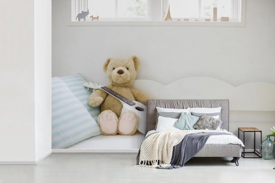 Behang - Fotobehang - Een beertje op bed in de kinderkamer - Breedte 420 cm x hoogte 280 cm
