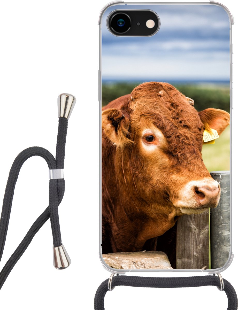 Telefoonhoesje Geschikt voor iPhone 8 - Schotse Hooglander - Berg - Hek - Siliconen - Crossbody - Backcover met Koord - Telefoonhoesje met koord - Hoesje met touw Telefoonhoesje