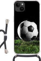 Geschikt voorApple Iphone 14 Plus - Crossbody Case - Voetbal in het gras - Siliconen - Crossbody - Backcover met Koord - Telefoonhoesje met koord - Hoesje met touw