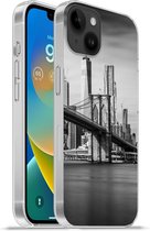 Geschikt voorApple Iphone 14 Plus - Soft case hoesje - Architectuur - New York - Brooklyn Bridge - Water - Zwart wit - Siliconen Telefoonhoesje