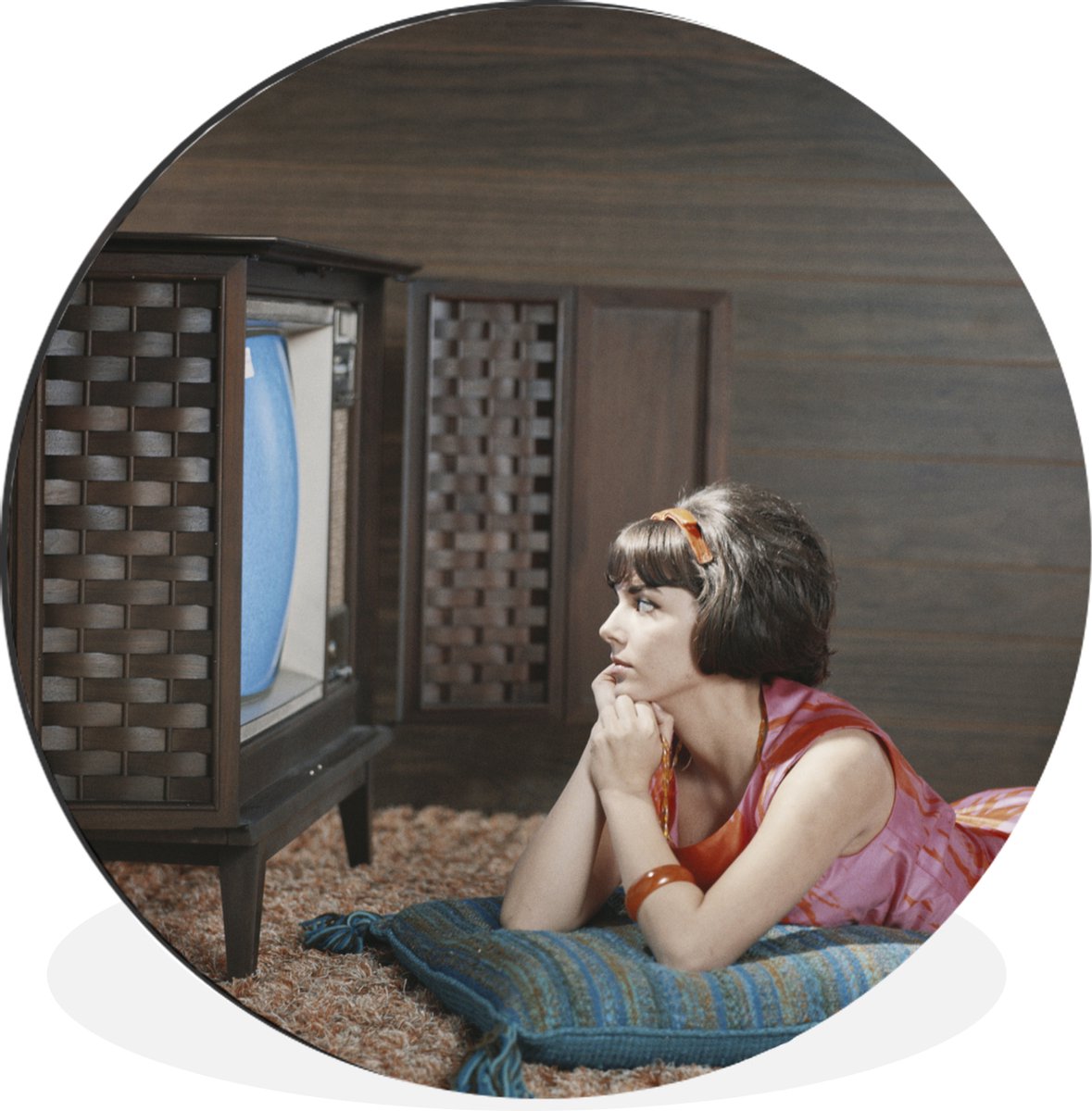WallCircle - Wandcirkel - Muurcirkel - Vrouw kijkt televisie in de jaren zestig - Aluminium - Dibond - 90x90 cm - Binnen en Buiten