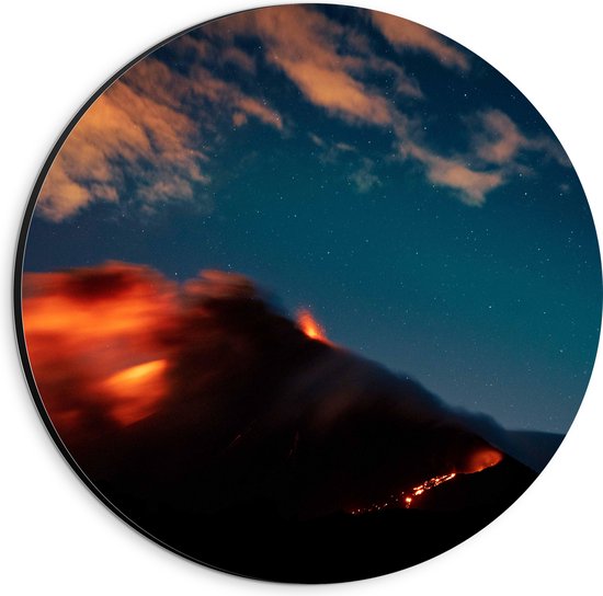 WallClassics - Dibond Muurcirkel - Uitbarstende Vulkaan in de Nacht - 20x20 cm Foto op Aluminium Muurcirkel (met ophangsysteem)
