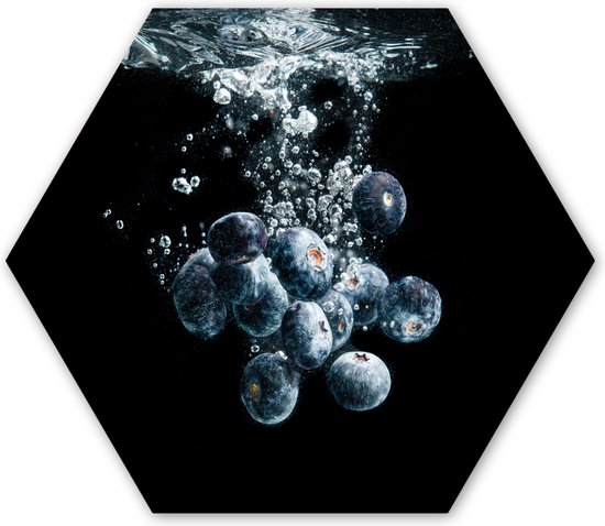 Hexagon wanddecoratie - Kunststof Wanddecoratie - Hexagon Schilderij - Blauwe bessen - Fruit - bes - Stilleven - Water - Zwart - 37x32 cm