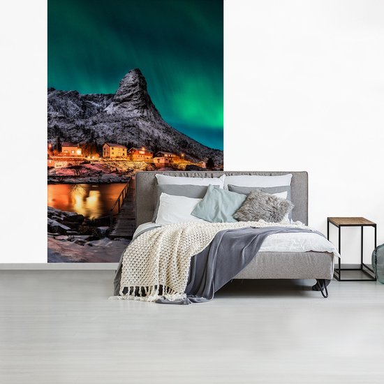 Behang - Fotobehang Noorderlicht - IJsland - Sneeuw - Dorp - Groen - Bergen - Breedte 155 cm x hoogte 240 cm