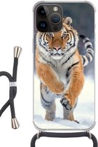 Geschikt voorApple Iphone 14 Pro Max - Crossbody Case - Tijger - Landschap - Sneeuw - Winter - Dieren - Siliconen - Crossbody - Backcover met Koord - Telefoonhoesje met koord - Hoesje met touw