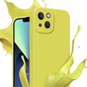 Étui iPhone jaune avec des éclaboussures de peinture jaune sur fond blanc.