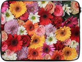 Laptophoes 17 inch - Bloemen - Kleuren - Gerbera - Rozen - Laptop sleeve - Binnenmaat 42,5x30 cm - Zwarte achterkant