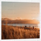 WallClassics - Muursticker - Zon Verdwijnend achter Bergen bij Strand - 80x80 cm Foto op Muursticker