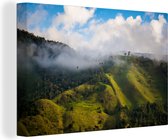 Canvas Schilderij Mistige vallei in Colombia - 120x80 cm - Wanddecoratie