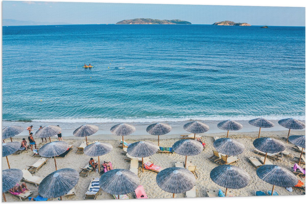 Vlag - Rieten Parasols met Ligbedjes op het Strand - 90x60 cm Foto op Polyester Vlag