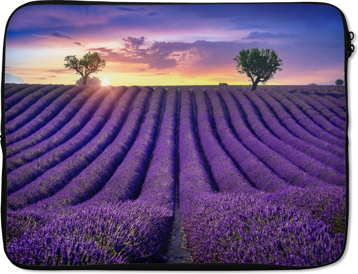 Laptophoes 15.6 inch - Lavendel - Heuvels - Zonsondergang - Bpmen - Paars - Laptop sleeve - Binnenmaat 37x26 cm - Zwarte achterkant