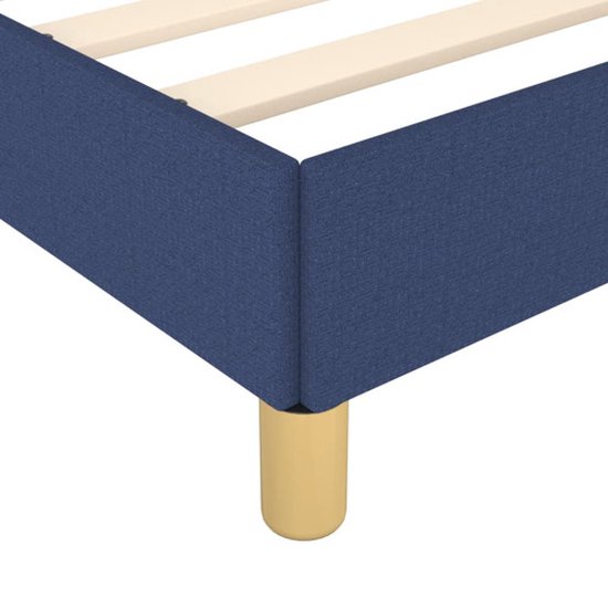 Donkerblauwe stoffen bedrand met goudkleurige ronde pootjes.