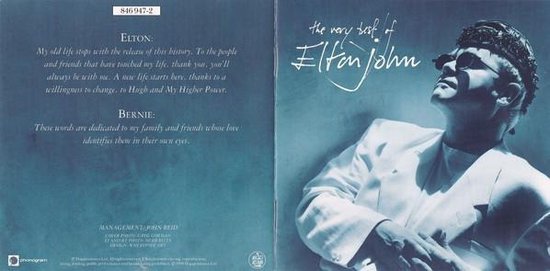 Voorkant en achterkant van CD-hoes met Elton John in wit kostuum en titel, en tekst over het leven en Bernie Taupin.