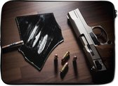 Laptophoes 13 inch - Pistool met kogels en cocaine - Laptop sleeve - Binnenmaat 32x22,5 cm - Zwarte achterkant