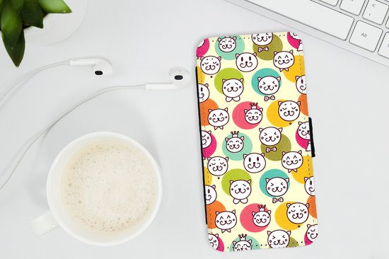 Telefoonhoesje Geschikt voor iPhone 13 telefoonhoesje - Meisjes - Kat - Kroon - Patronen - Girl - Kids - Kinderen - Met vakjes - Wallet case met magneetsluiting