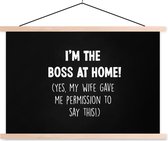 Posterhanger incl. Poster 90x60 cm - Schoolplaat - Quotes - 'I'm the boss at home!' - Spreuken - Wit - Textielposter - Blanke latten