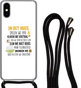 Hoesje met koord Geschikt voor iPhone X - In dit huis spelen we Fifa - Quotes - Spreuken - Voetbal - Siliconen - Crossbody - Backcover met Koord - Telefoonhoesje met koord - Hoesje met touw