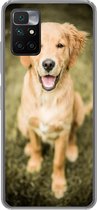 Geschikt voor Xiaomi Redmi 10 hoesje - Een portret van een Golden Retriever puppy in de tuin - Siliconen Telefoonhoesje