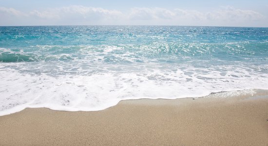 Poster - Golf van Blauwe Oceaan op zandig strand, Premium print, wanddecoratie