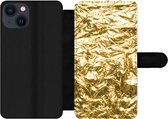 Bookcase Geschikt voor iPhone 13 telefoonhoesje - Gouden folie met een gerimpelde textuur - Met vakjes - Wallet case met magneetsluiting