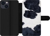 Bookcase Geschikt voor iPhone 13 telefoonhoesje - Afbeelding van een zwart-witte koeienhuid - Met vakjes - Wallet case met magneetsluiting