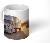 Mok - Twee vrachtwagens met een zonsondergang - 350 ML - Beker - Uitdeelcadeautjes